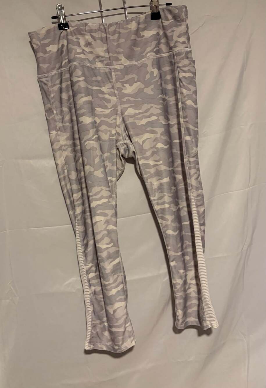 Jockey Crop Leggings Size XL White Camo Print Pocket
